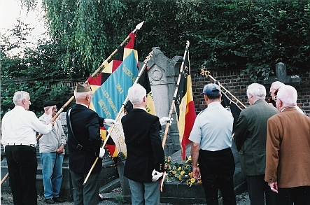 Salut des drapeaux des forts au Colonel Naessen de Loncin