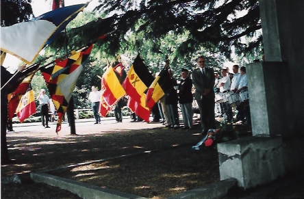 Crmonie d'hommage  Maulus et Van Gastel  la fte de Devant-le-Pont.Pierre Offerman dpose la gerbe au nom de La Jeunesse