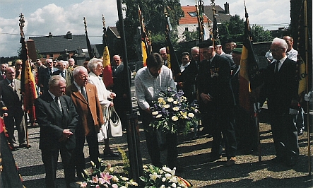 Dpt de fleurs au monument aux morts de Devant le Pont au cimetire